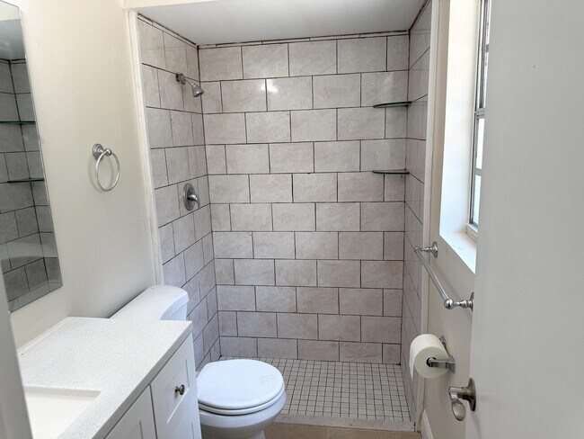 Building Photo - 333 NE Floresta Dr