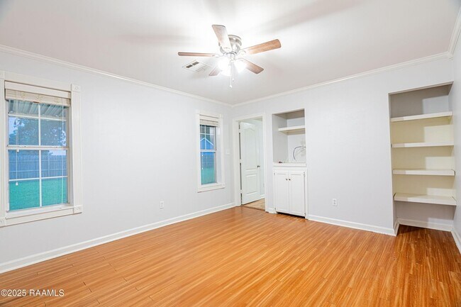 Building Photo - 213 Longleaf Dr