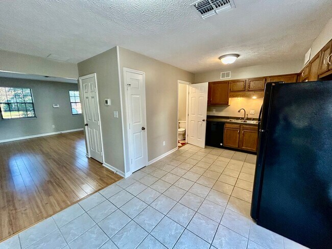 Building Photo - Cozy 2 Bed, 1.5 Bath in Lexington!