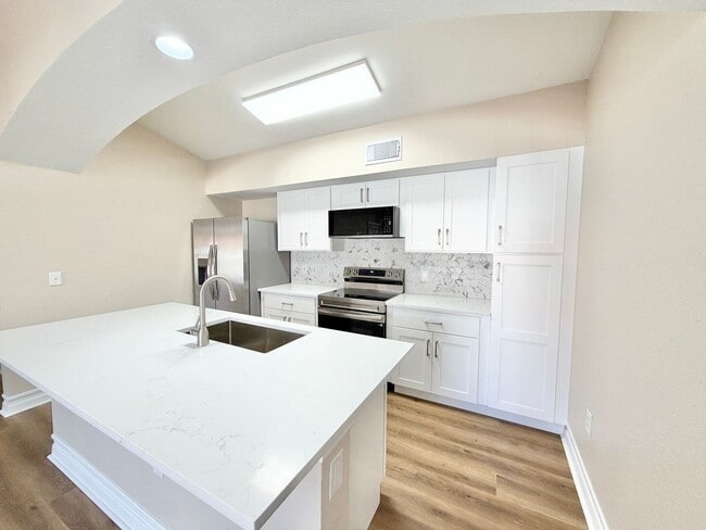 Building Photo - ** FAIRWAY PRESERVE ** 3 BED / 2 BATH CONDO - PET OK! - NORTH NAPLES - ANNUAL RENTAL