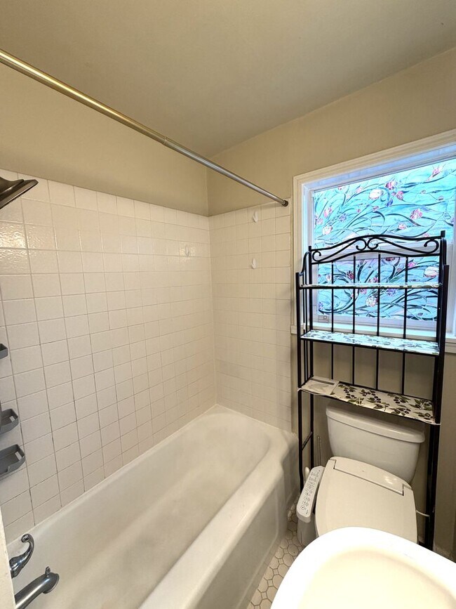 Building Photo - Cute 2 Bedroom in Tacoma