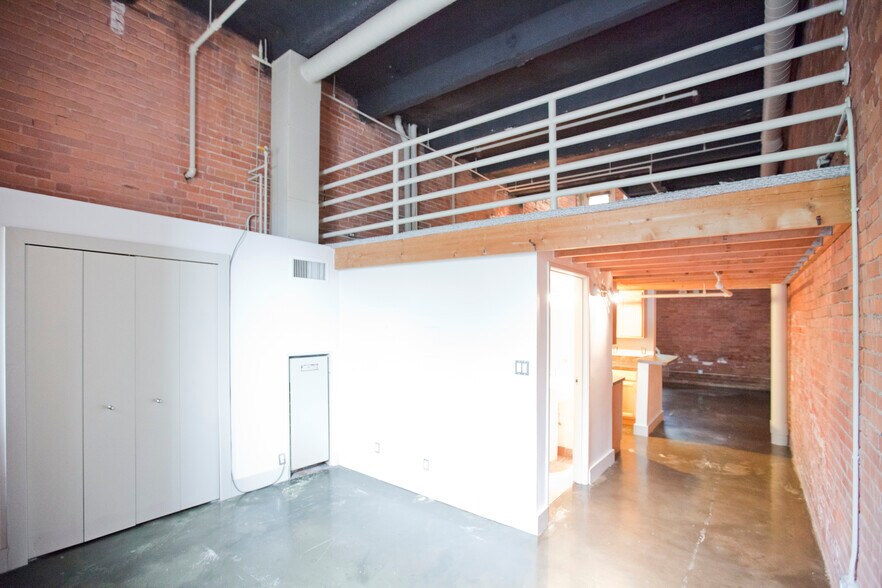 Building Photo - 6533 E Jefferson Ave