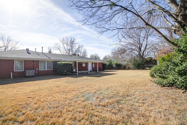 Building Photo - 805 Willow Ln