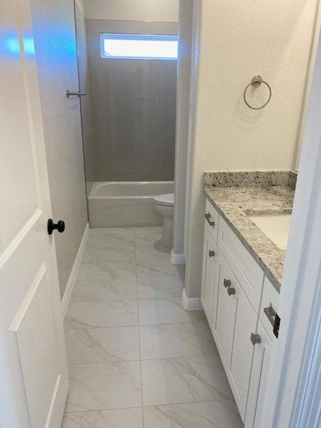 Building Photo - Beautiful Home located in Shannon Creek