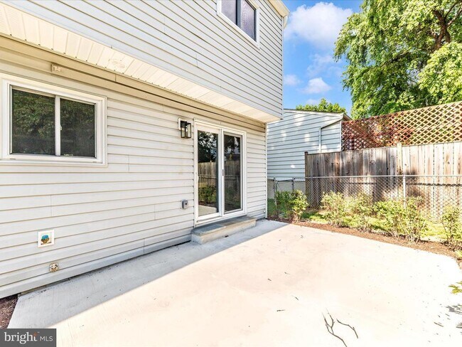 Building Photo - 1305 Peachtree Ct