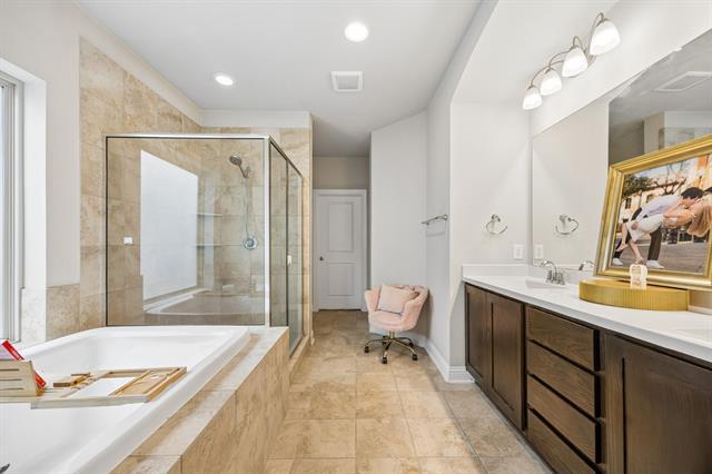 Building Photo - 1800 Roundtree Cir W