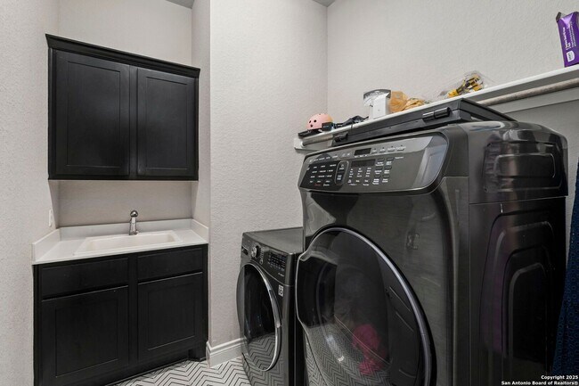 Building Photo - Charming Home Awaits: Spacious & in a Prime Location