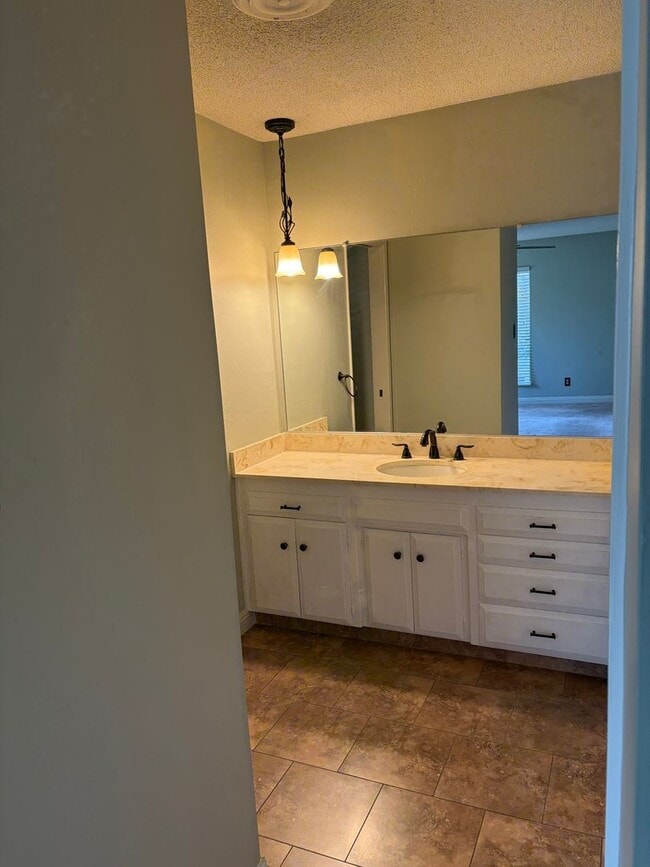 Building Photo - 55 and OLDER KERN CITY 2 BED UPDATED HOME