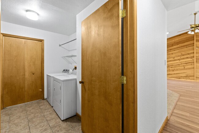 Building Photo - 103 E Miller Ct