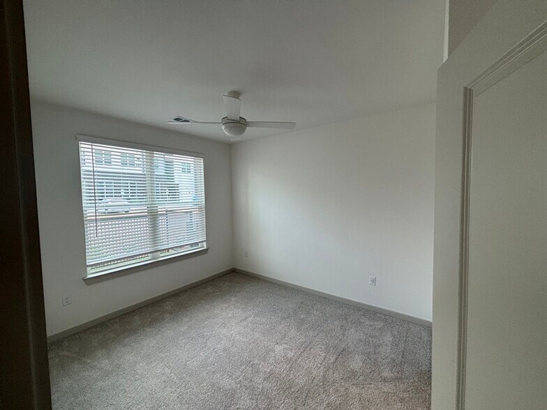 Building Photo - 1301 Leah Ave