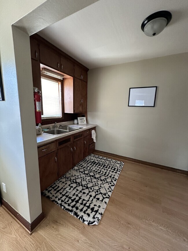 Building Photo - 1 Bedroom, 1 Bathroom with Garage - Available July 4th