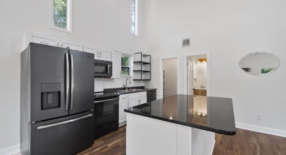 Building Photo - 1016 W 12th St