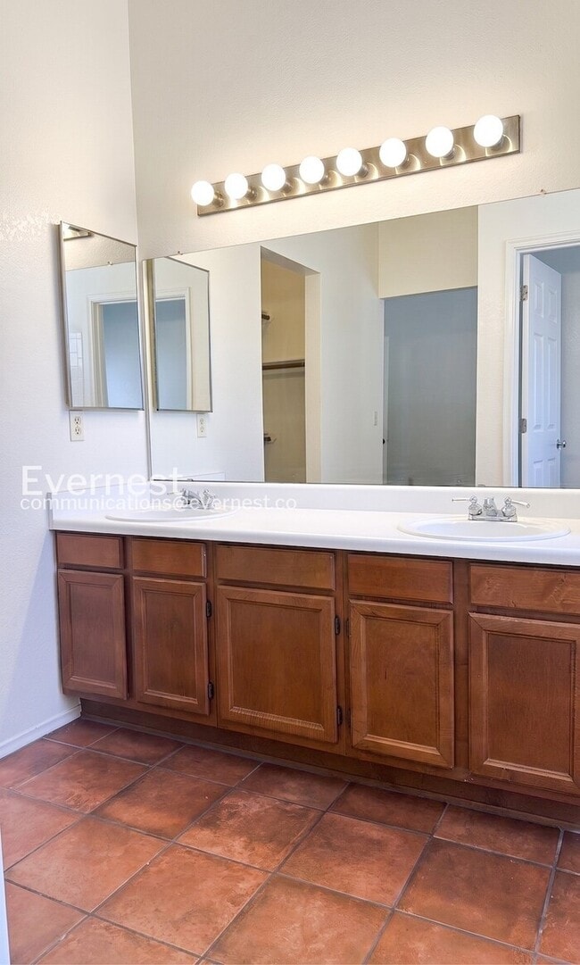 Building Photo - 2 Bed/2 Bath Home with Fenced Yard & Garage / Pet-Friendly / Vouchers Accepted / Available Soon!