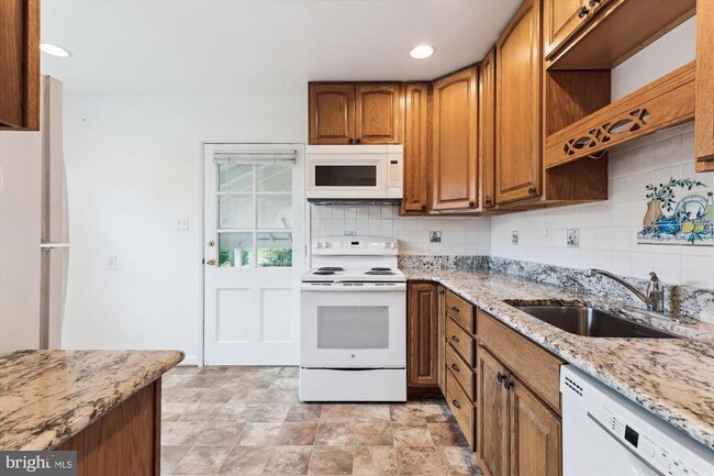 Building Photo - 6916 Southridge Dr