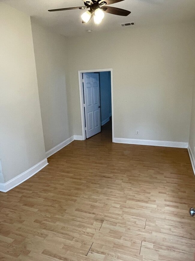 Building Photo - 2BD/1BA Shotgun in MidCity, with Backyard!