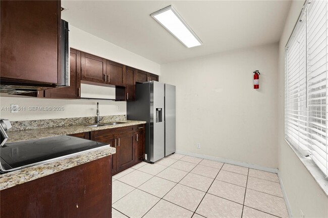 Building Photo - 6121 SW 40th Ct