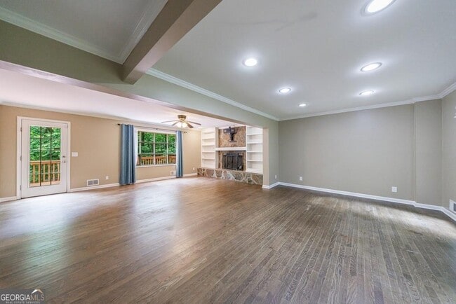 Building Photo - 10565 Shallowford Rd