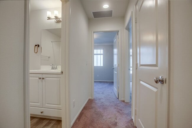 Building Photo - Beautiful 4 Bedroom Townhome! Built in 202...