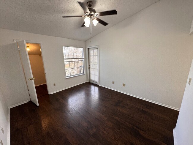 Building Photo - 1948 Lake Atriums Cir