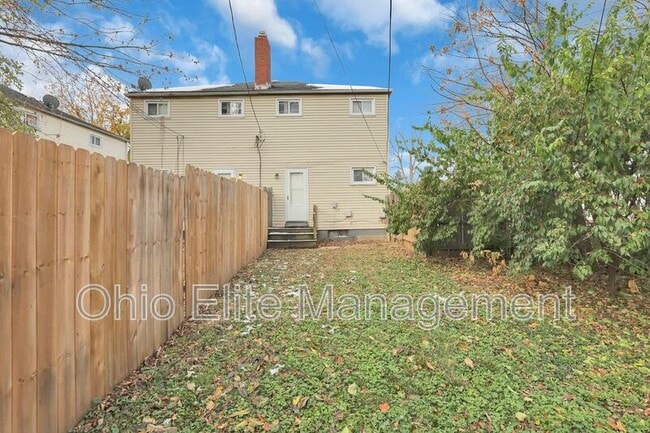 Building Photo - 898 Racine Ave