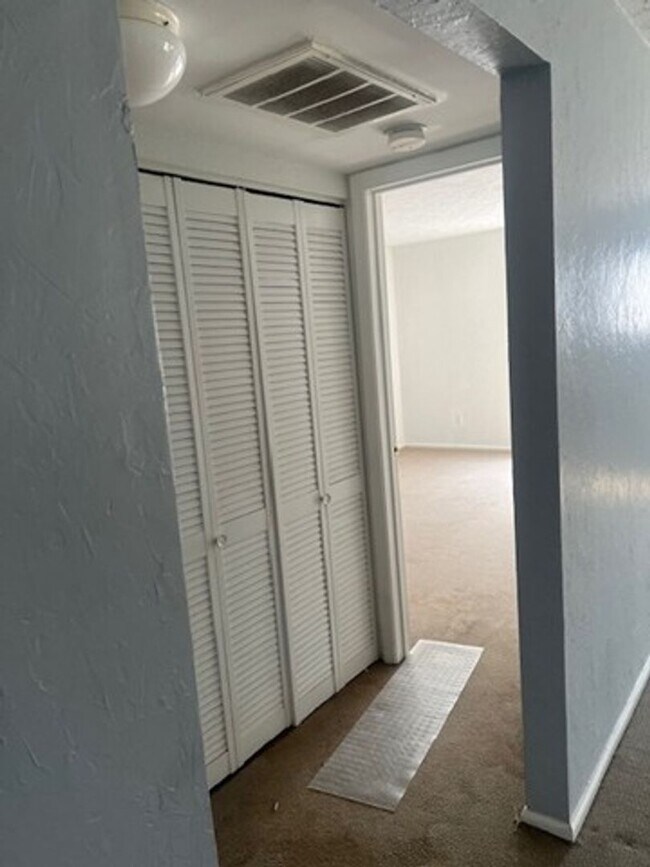 Building Photo - One Bedroom Condo For Rent