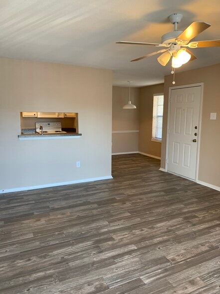 Building Photo - 218 N Texas Blvd