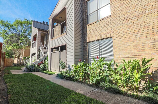 Building Photo - 2025 Augusta Dr