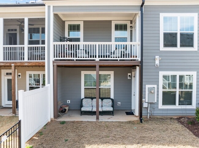 Building Photo - Like new townhome in Wykoff!