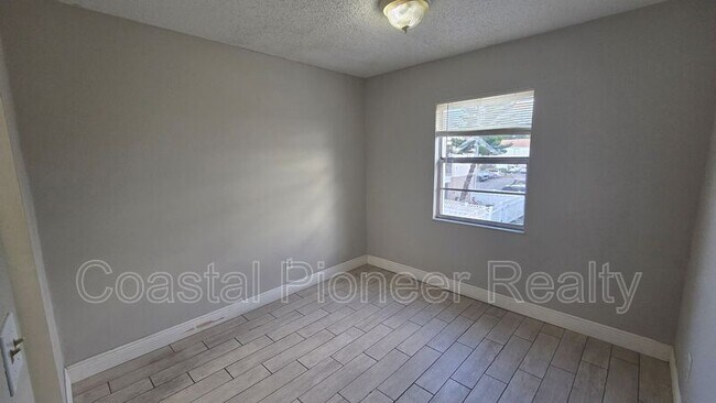 Building Photo - 7210 N Manhattan Ave