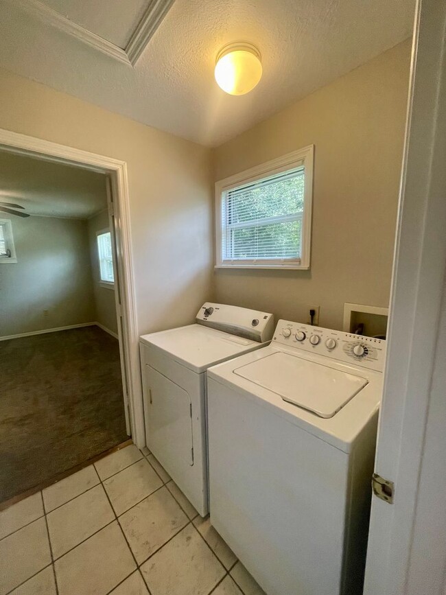 Building Photo - 3 Bed 2 Bath Home w/ Hardwood Floors and L...