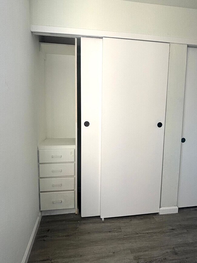 Building Photo - Stylishly Remodeled 2-Bedroom Gem in Redwood City