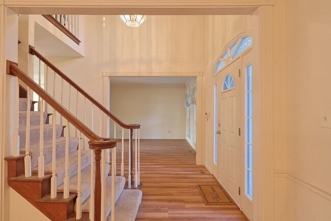 Building Photo - Spacious Parkway South Home with Walk-Out Basement & Large Backyard
