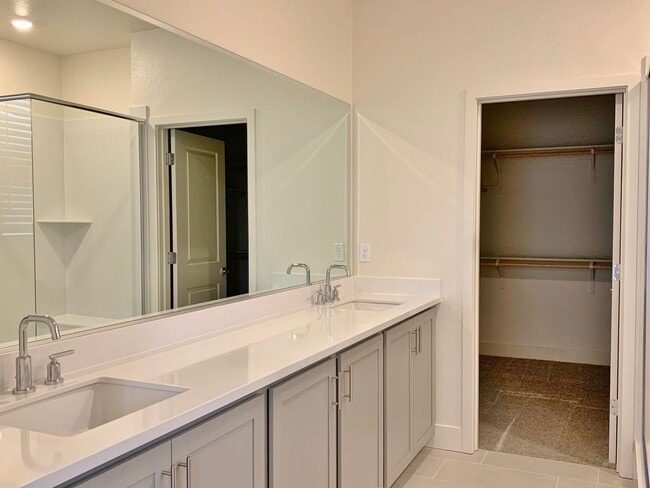 Building Photo - 4 Bedroom Home in Hollister