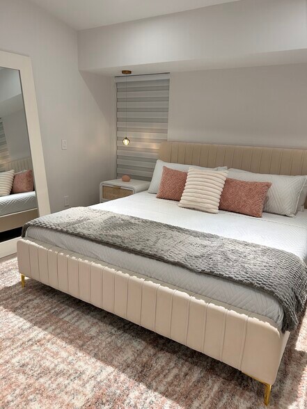 Building Photo - 6205 SE Circle St