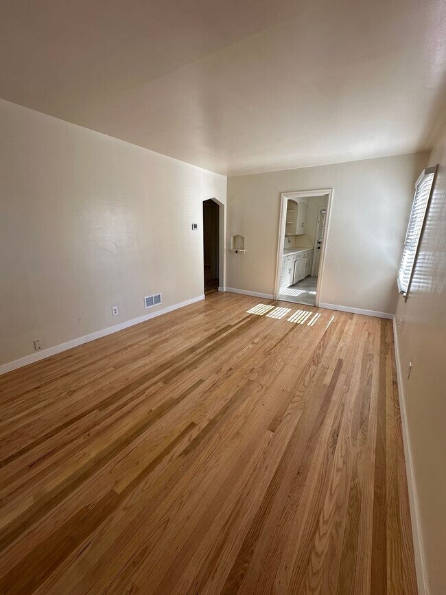 Building Photo - 2 BEDROOM, 1 BATHROOM APARTMENT
