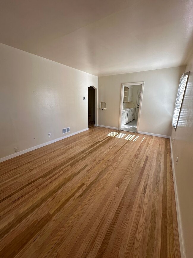 Building Photo - 2 BEDROOM, 1 BATHROOM APARTMENT NEAR ALTA ...