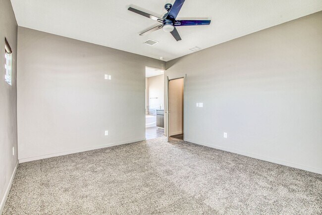 Building Photo - Beautiful East side House 4 bed-2.5 baths, part of The Overlook Casa Club that includes Swimming ...