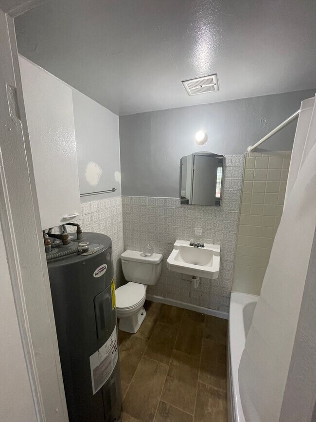 Building Photo - Large 1 Br upstairs apartment - with 2 bon...