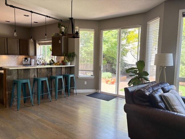 Building Photo - High-End 4 Bed 3.5 Bath Home Next to Arapa...