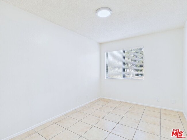 Building Photo - 236 S Ave 55