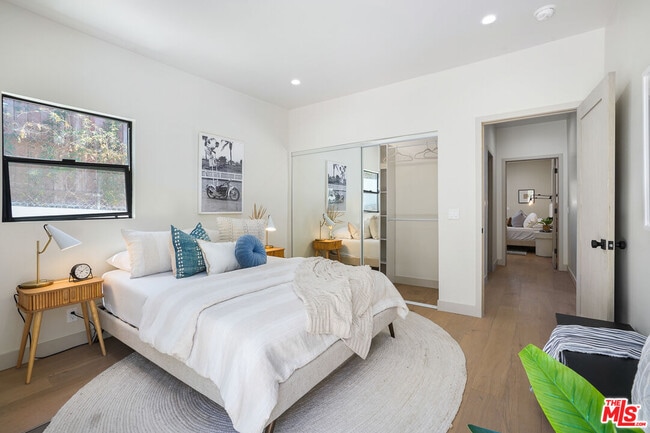 Building Photo - 976 Hyperion Ave