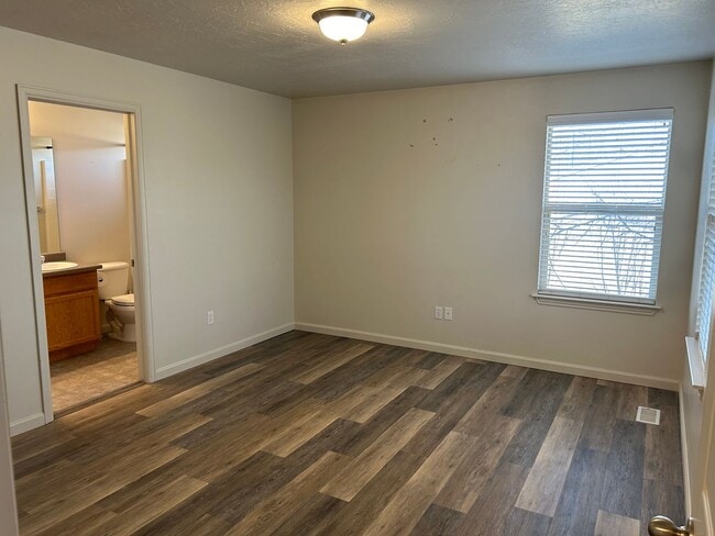 Building Photo - 2 Master Suites, 2.5 Bath Condo in West Jordan