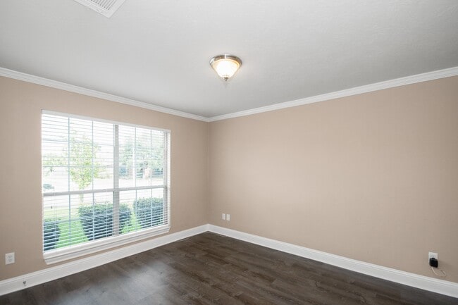 Building Photo - 2103 Paintbrush Ave