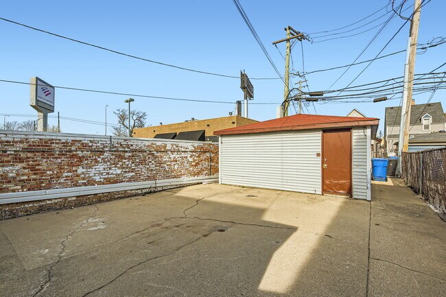 Building Photo - 3147 N Spaulding Ave