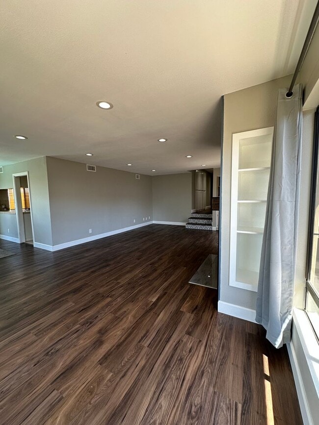 Building Photo - Huge 2 Bedroom 2 Bath Available For Immedi...