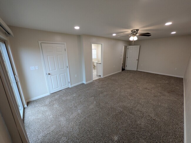 Building Photo - 906 Parkview Dr