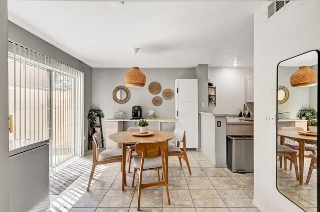 Building Photo - 2 Bedroom Condo w/ Patio & 1 Car Attached Garage