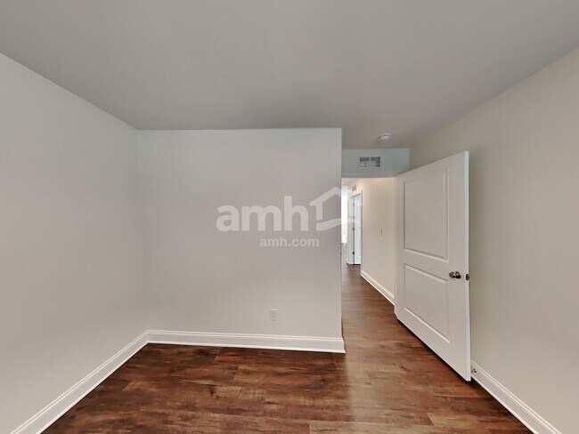 Building Photo - 561 Rivermist Dr