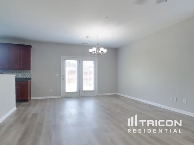 Building Photo - 383 Roseglen Dr NW