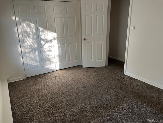 Building Photo - 5868 N Linville St